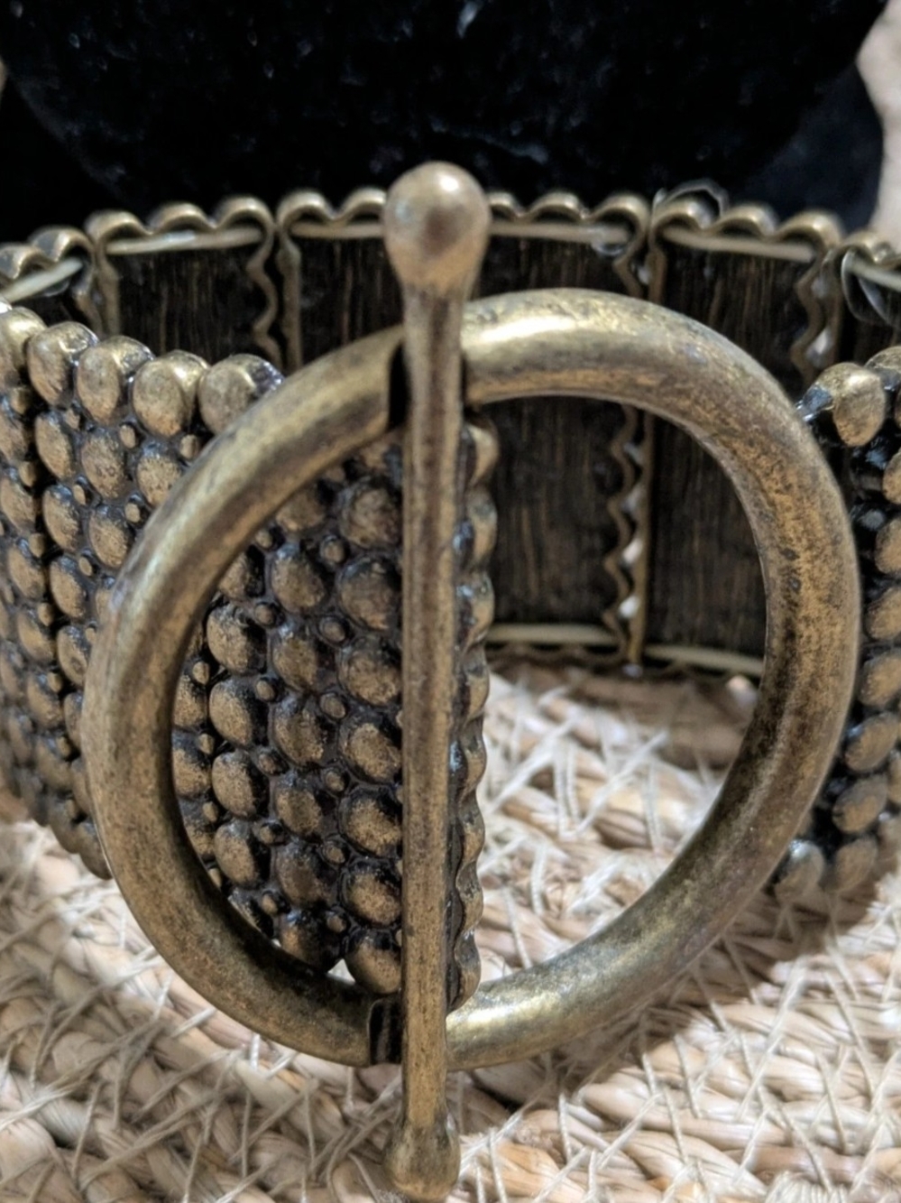 Vintage-Inspired Gold Stretch Bracelet with Round T-Bar Clasp